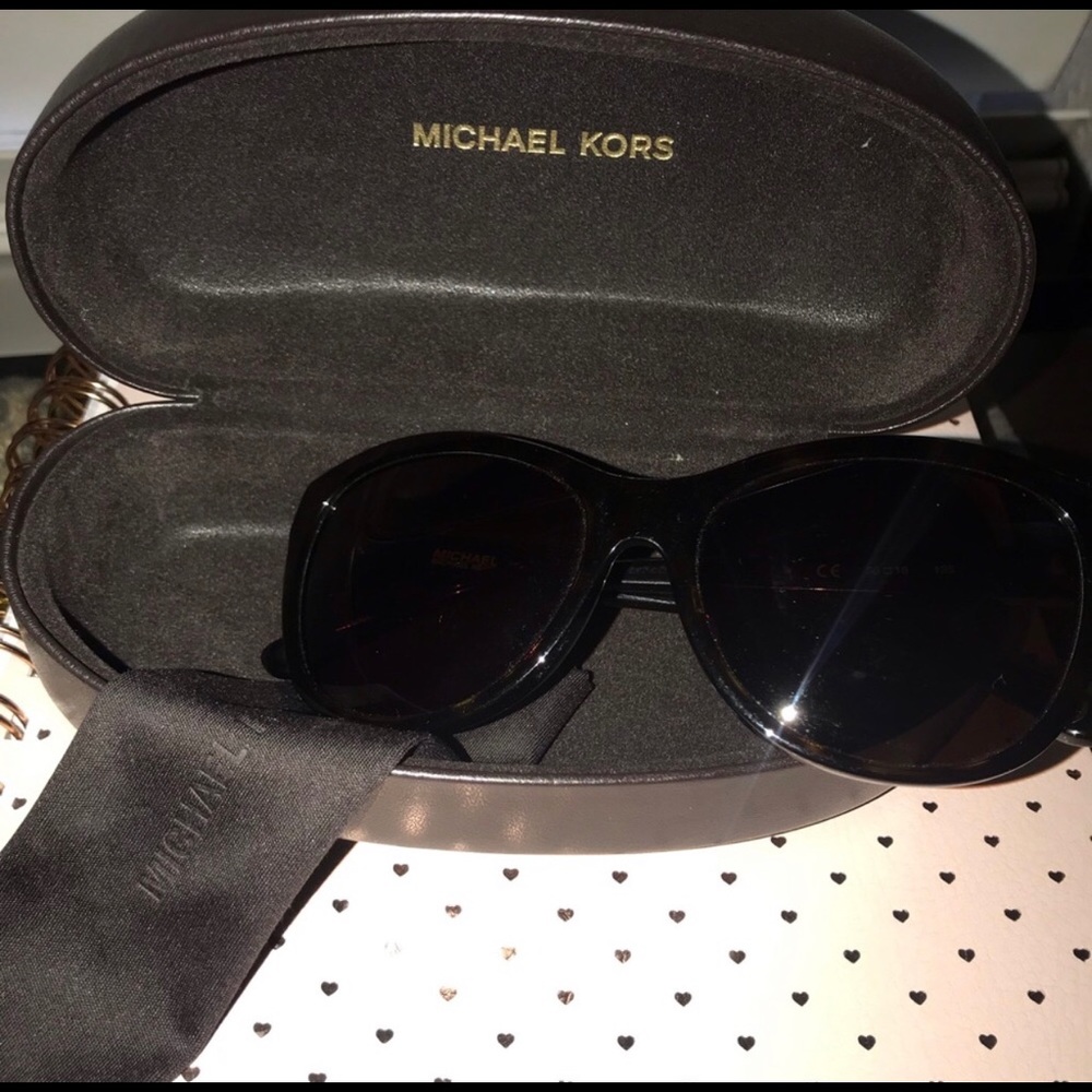 ❌SOLD❌Michael Kors Victoria Sunglasses - Picture 2 of 4